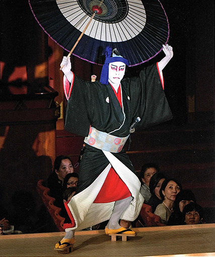 歌舞伎十八番の一つ、「助六」を演じる市川海老蔵。黒紋付に裏地の白、緋色の襦袢と色鮮やかな衣装は粋をあらわす＝「歌舞伎入門」2014年世界文化社刊から。